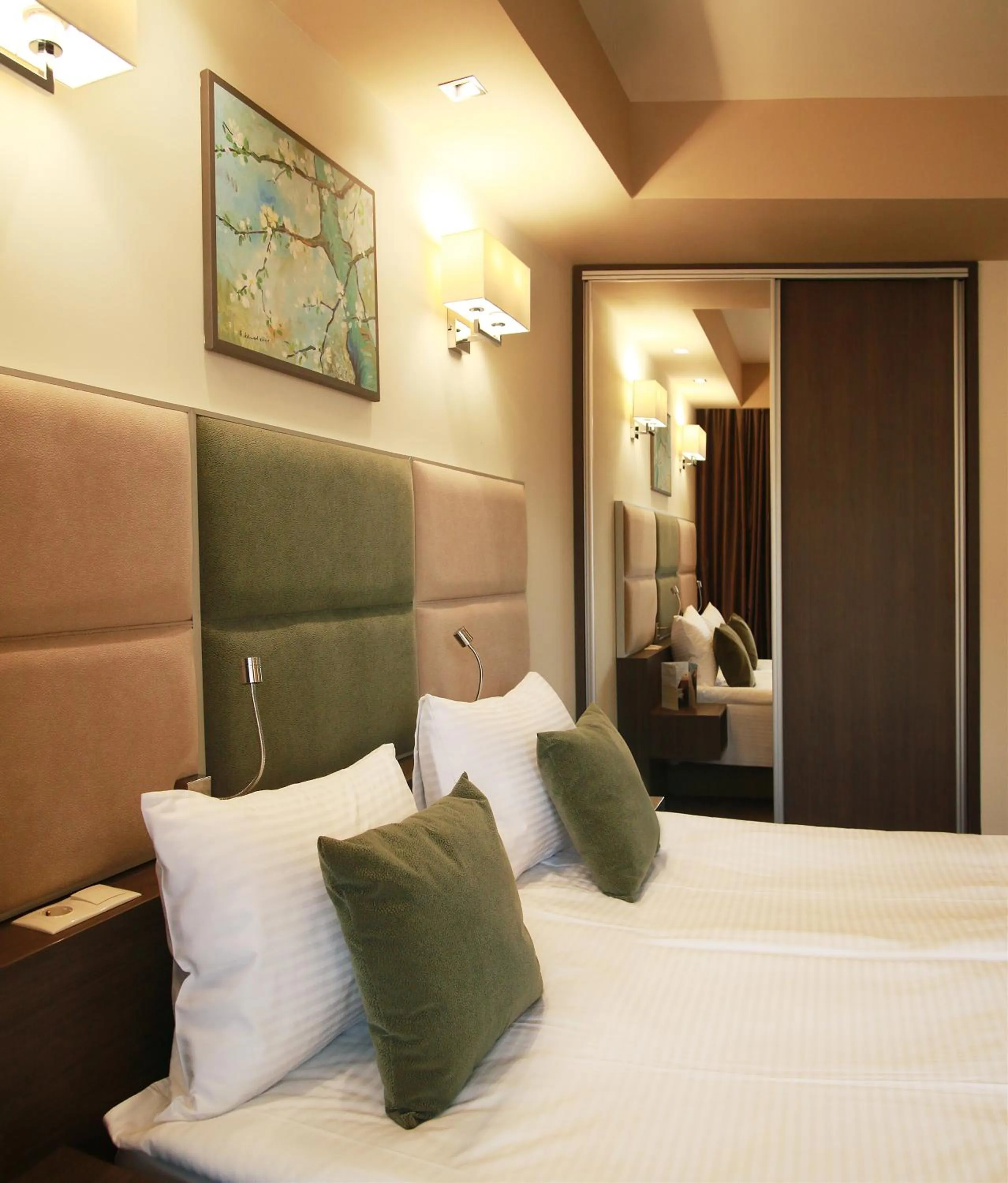 Photo of the whole room, Bed in Belfort Hotel