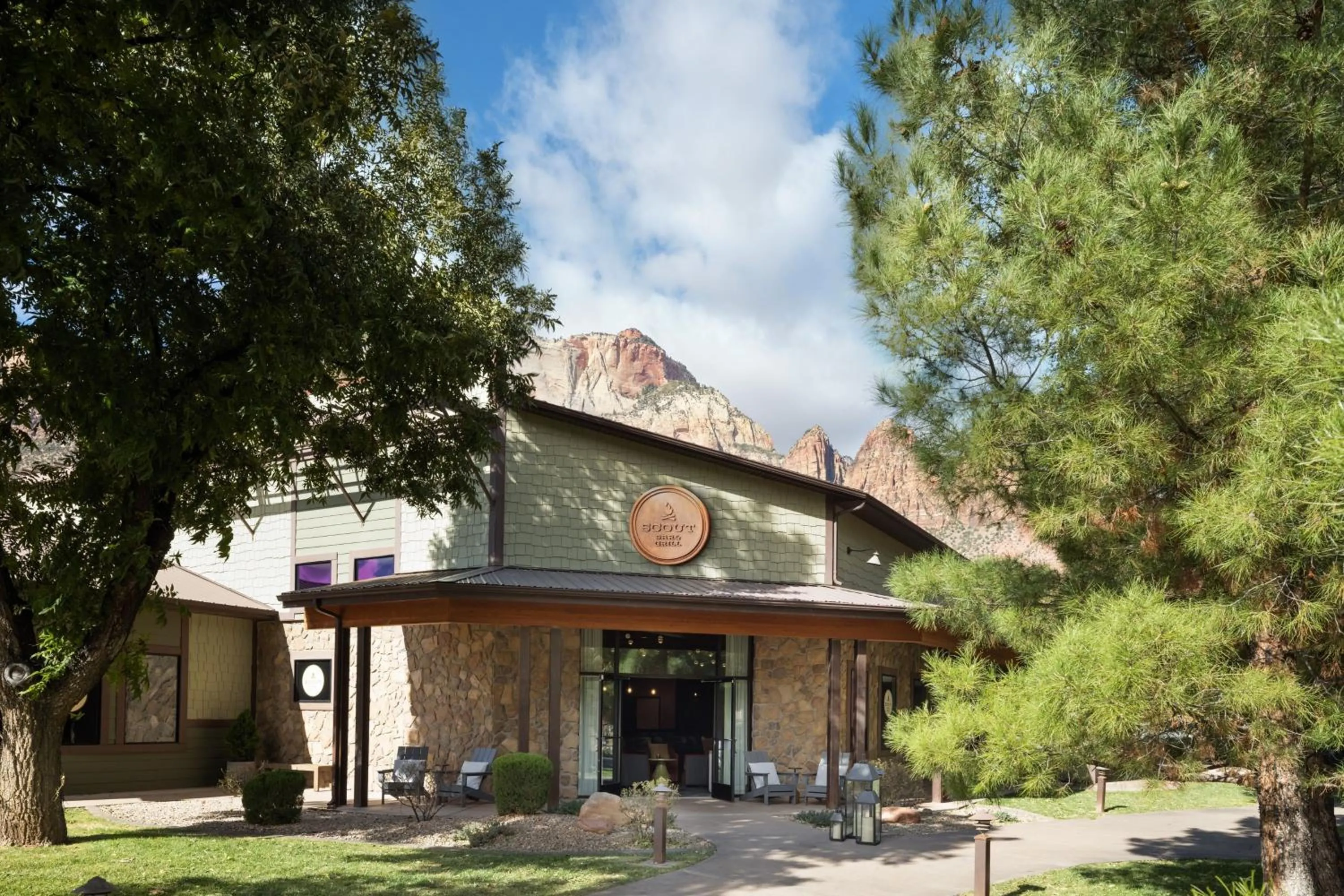 Lounge or bar in The Red Cliffs Lodge Zion, a Tribute Portfolio Hotel