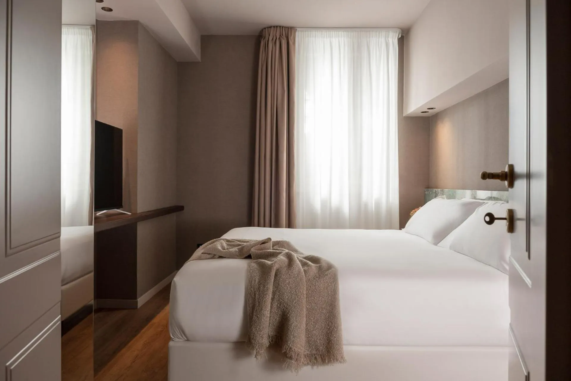 Photo of the whole room, Bed in Hotel Villa Eur