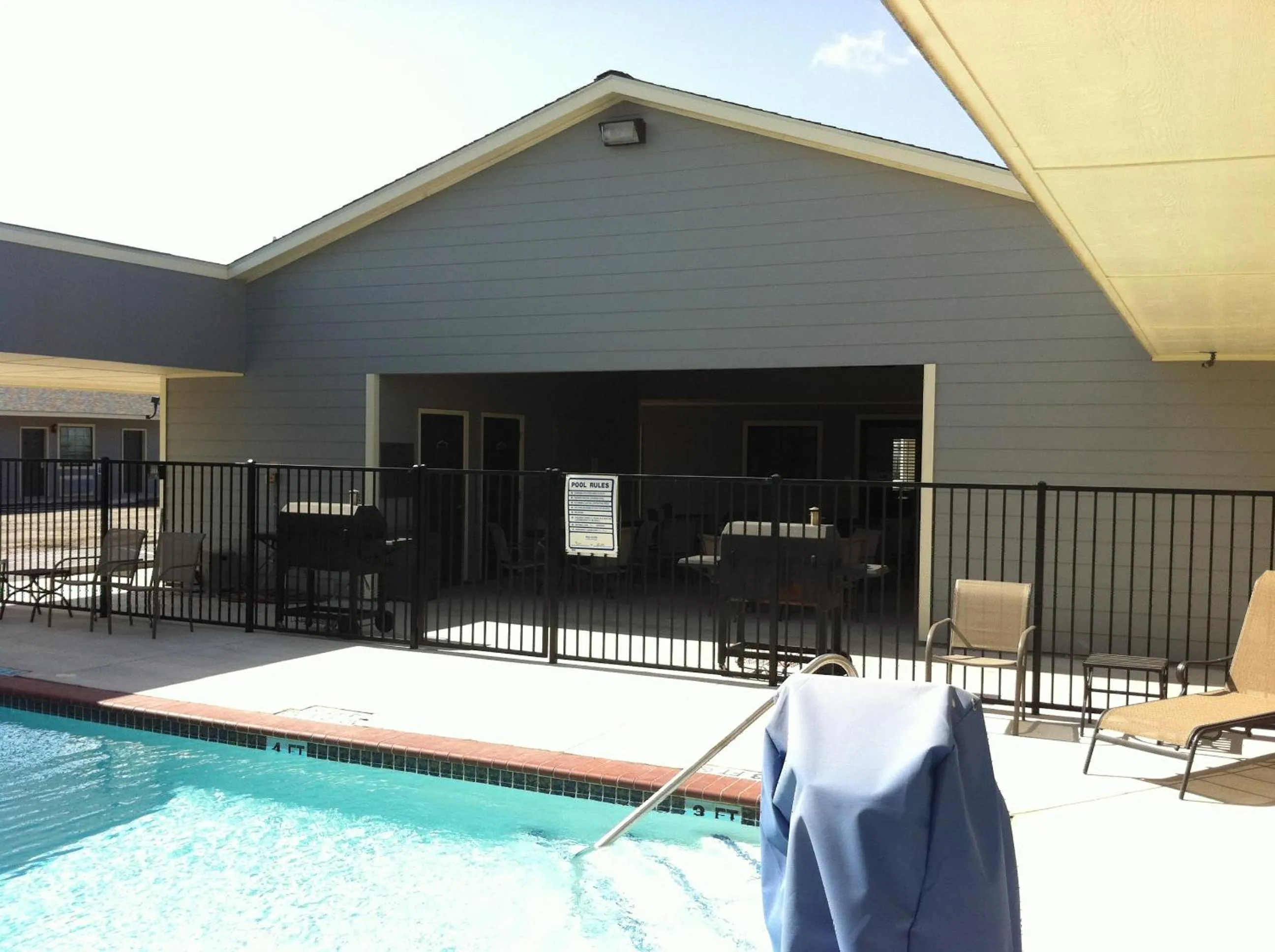 Swimming pool in Southern Inn and Suites Yorktown