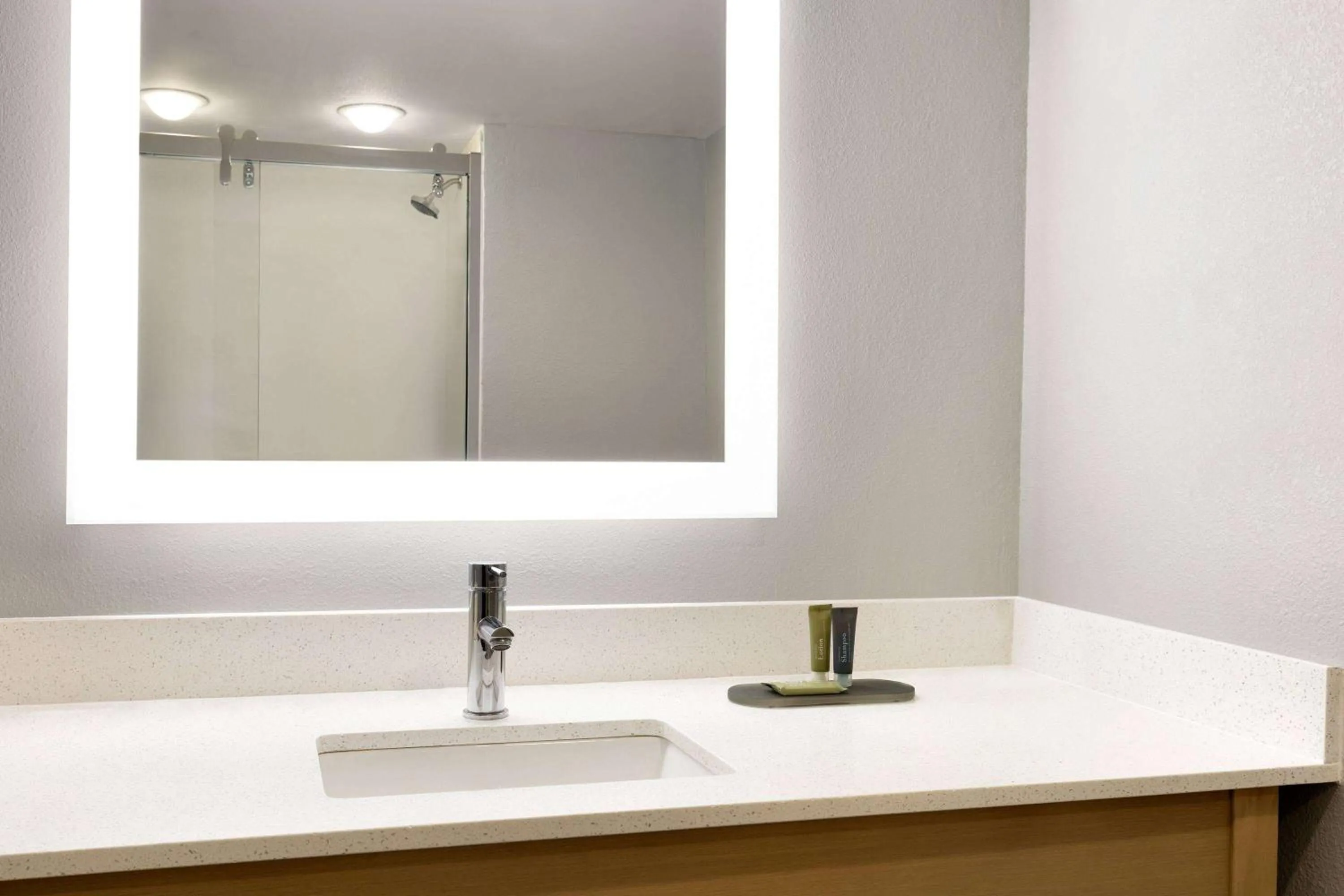 TV and multimedia in La Quinta Inn & Suites by Wyndham Selma/Smithfield I-95