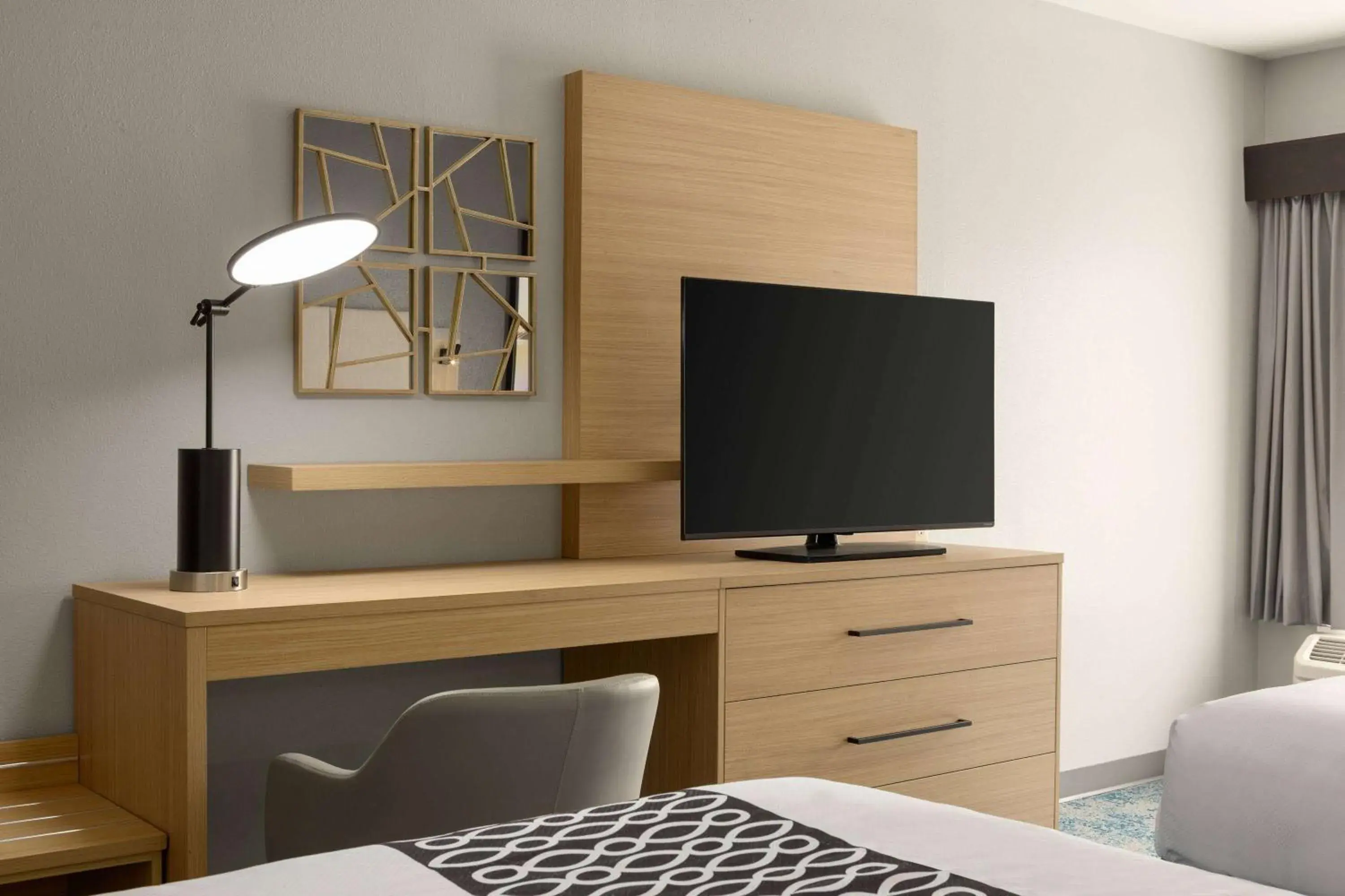 Photo of the whole room, Bed in La Quinta Inn & Suites by Wyndham Selma/Smithfield I-95 Photo of the whole room, Bed in La Quinta Inn & Suites by Wyndham Selma/Smithfield I-95