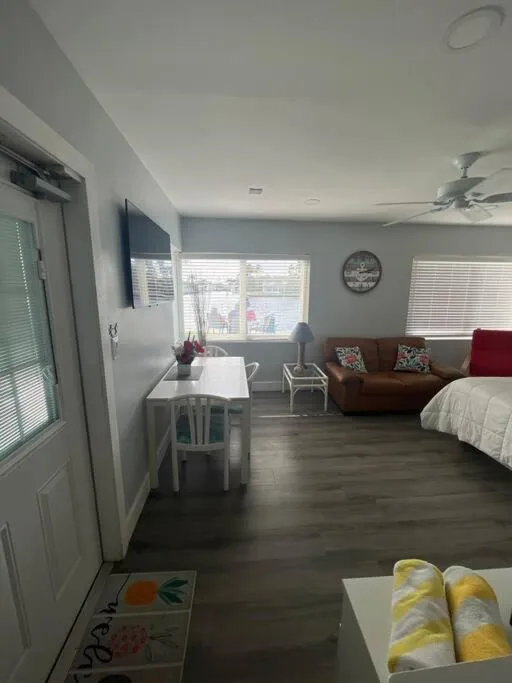 Bed in Aloha Apartments On the Intracoastal-Walk to the Beach