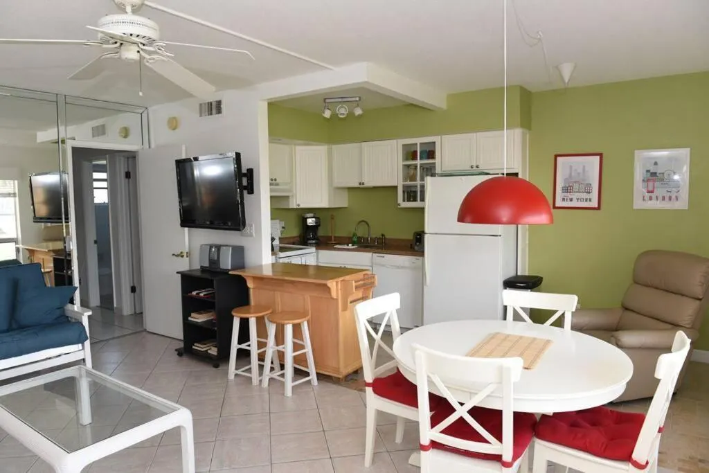 Aloha Apartments On the Intracoastal-Walk to the Beach