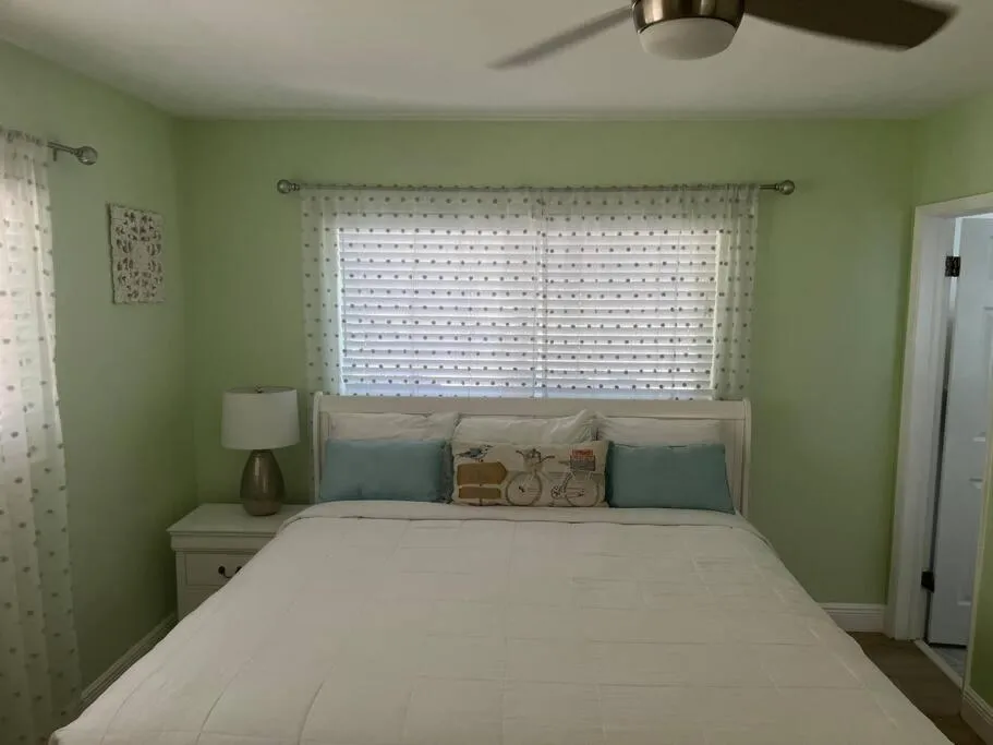 Bed in Aloha Apartments On the Intracoastal-Walk to the Beach