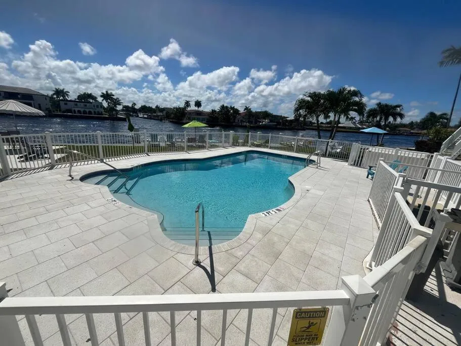 Aloha Apartments On the Intracoastal-Walk to the Beach