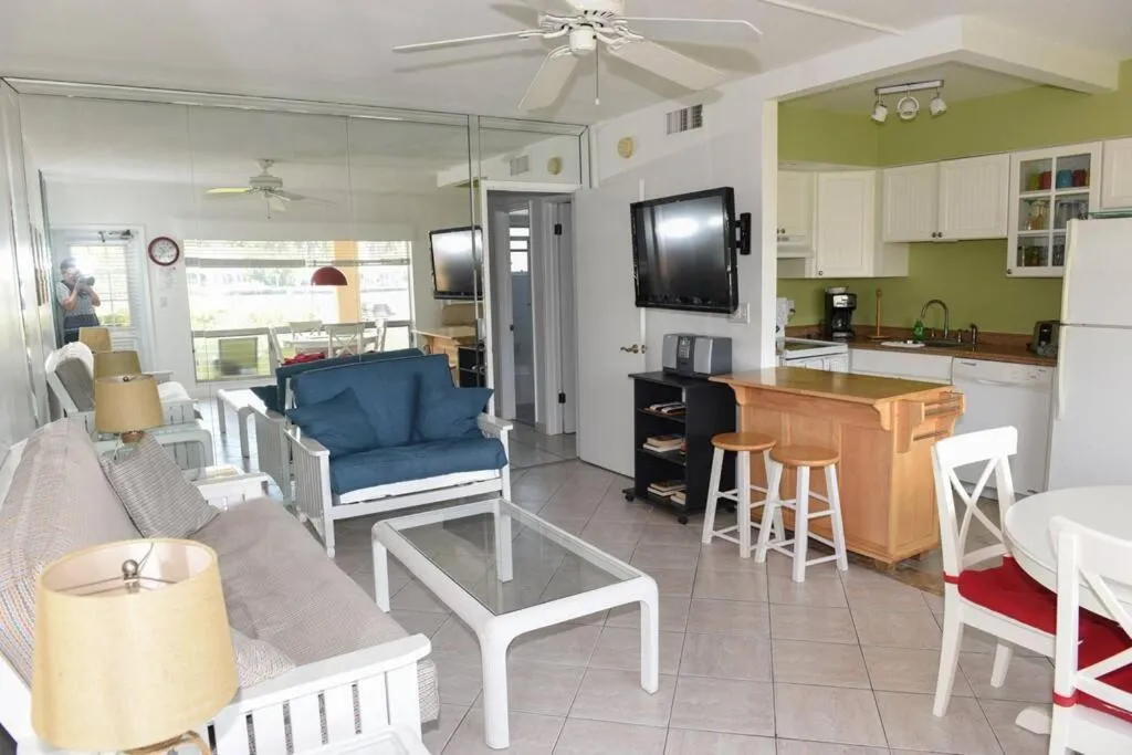 Aloha Apartments On the Intracoastal-Walk to the Beach