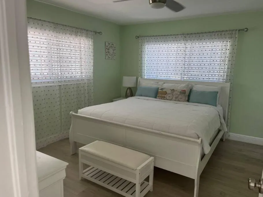 Bed in Aloha Apartments On the Intracoastal-Walk to the Beach