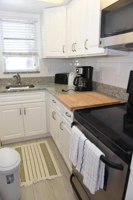 Aloha Apartments On the Intracoastal-Walk to the Beach