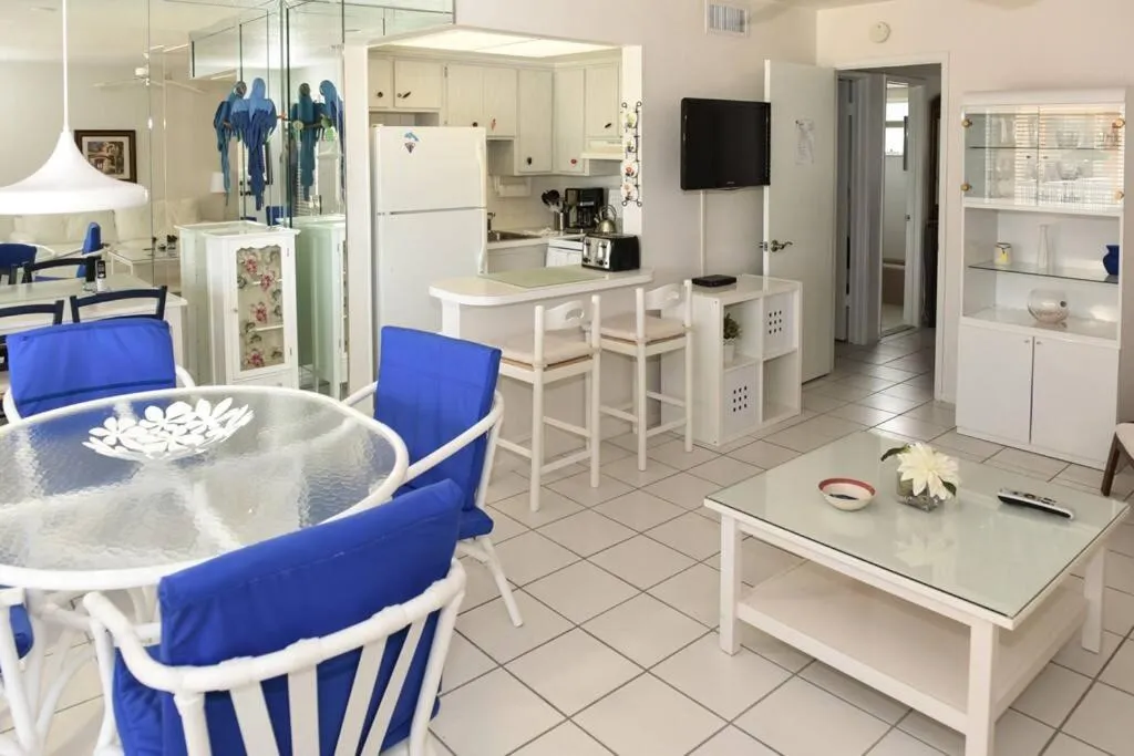 Aloha Apartments On the Intracoastal-Walk to the Beach