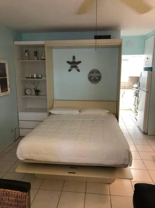 Bed in Aloha Apartments On the Intracoastal-Walk to the Beach
