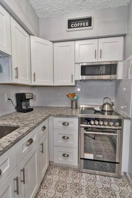 Aloha Apartments On the Intracoastal-Walk to the Beach