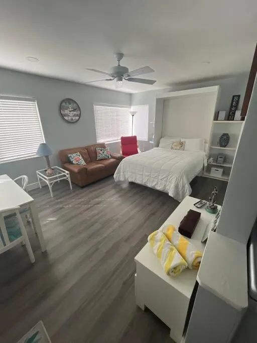 Bed in Aloha Apartments On the Intracoastal-Walk to the Beach