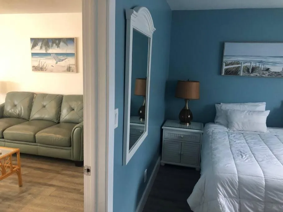 Bed in Aloha Apartments On the Intracoastal-Walk to the Beach