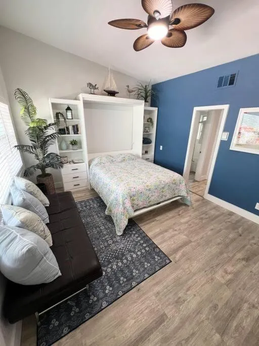 Bed in Aloha Apartments On the Intracoastal-Walk to the Beach