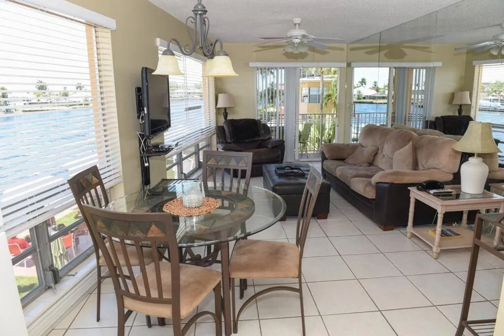 Aloha Apartments On the Intracoastal-Walk to the Beach