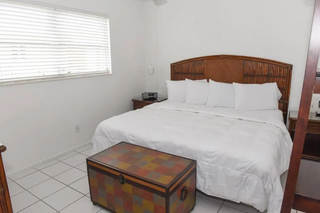 Bed in Aloha Apartments On the Intracoastal-Walk to the Beach