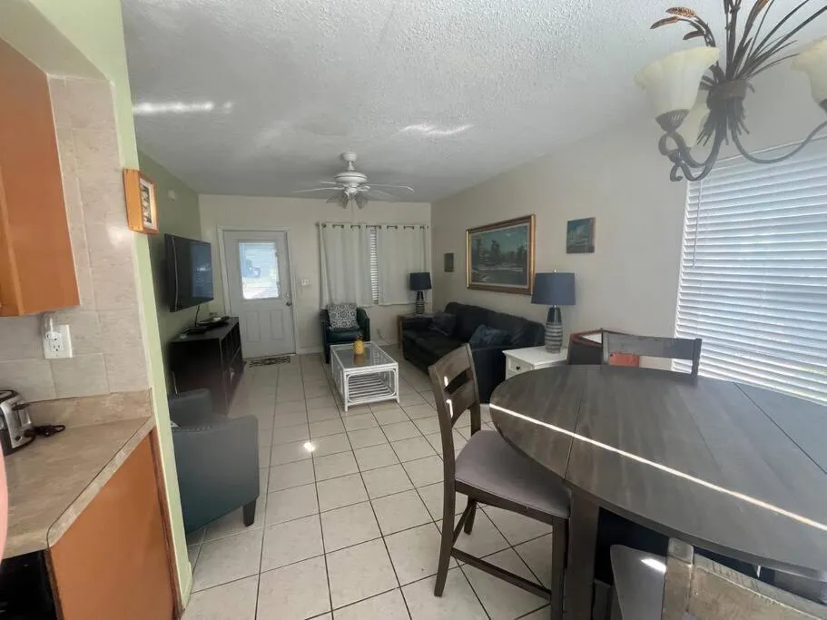 Aloha Apartments On the Intracoastal-Walk to the Beach