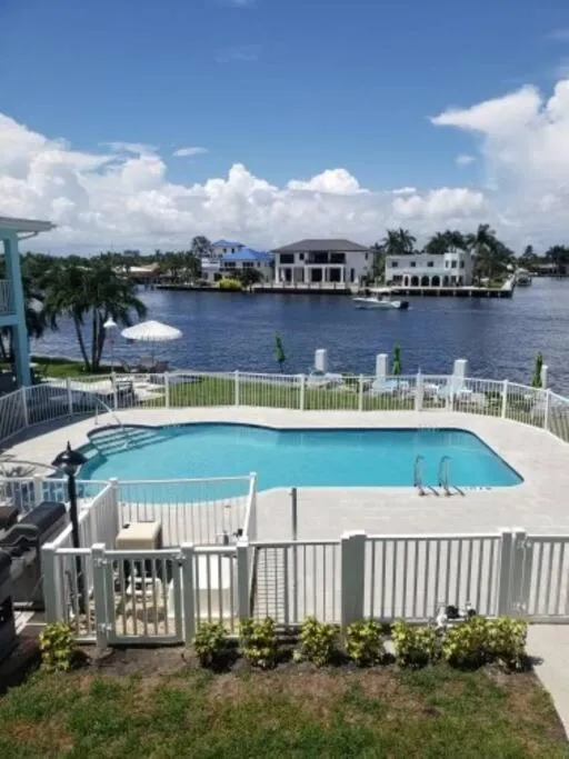 Aloha Apartments On the Intracoastal-Walk to the Beach