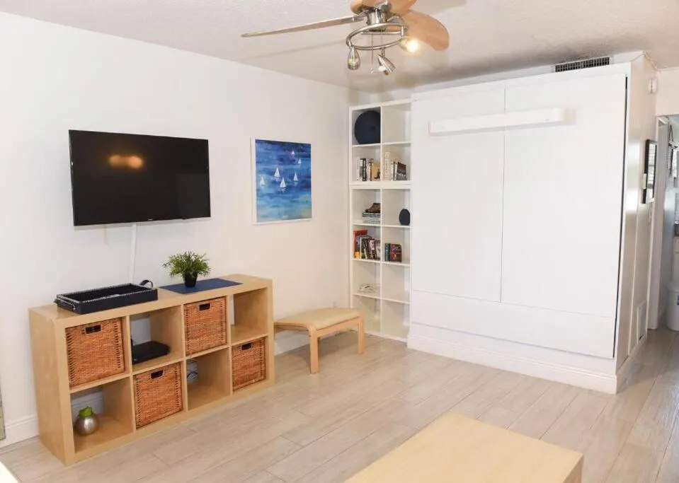 Aloha Apartments On the Intracoastal-Walk to the Beach