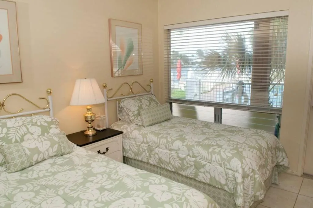 Bed in Aloha Apartments On the Intracoastal-Walk to the Beach