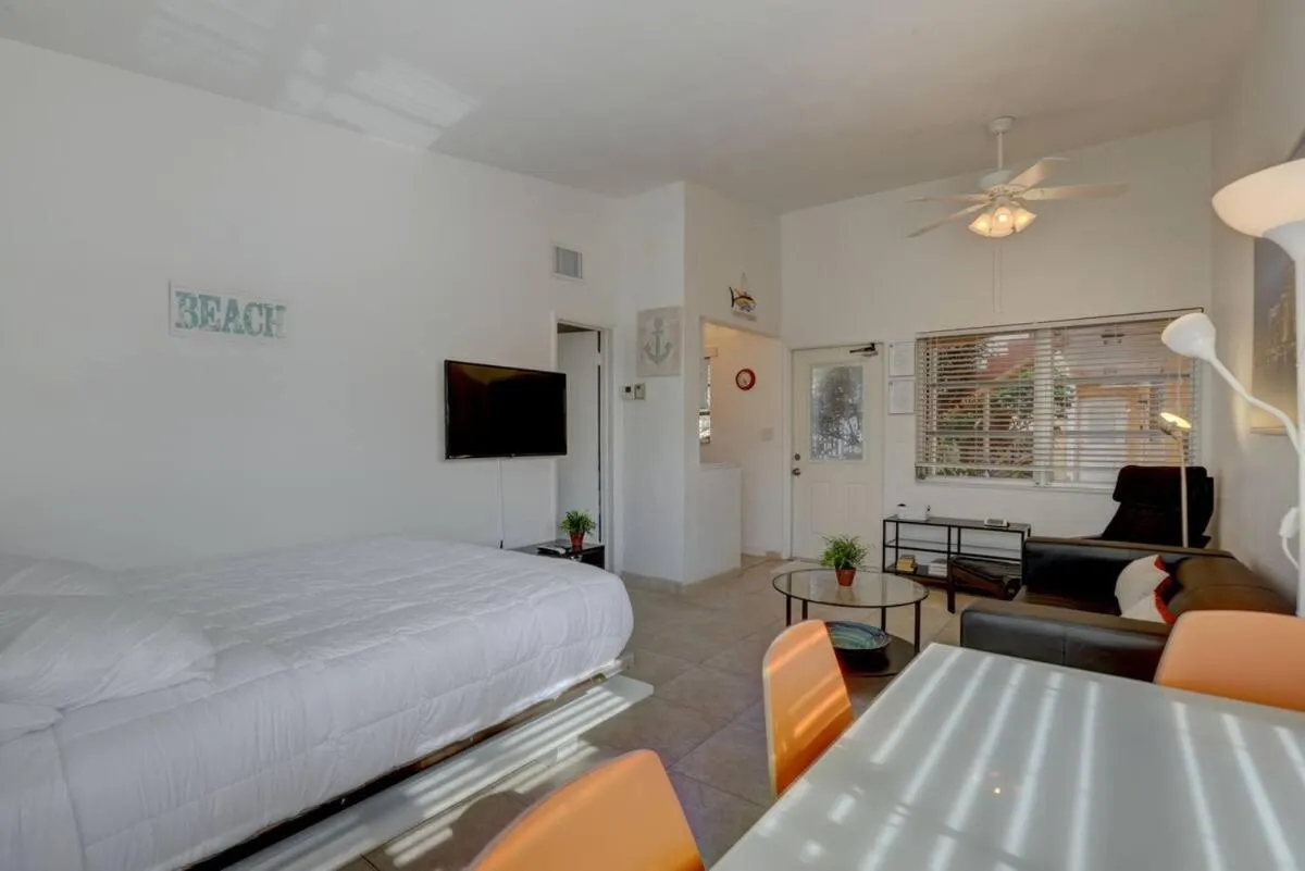 Bed in Aloha Apartments On the Intracoastal-Walk to the Beach