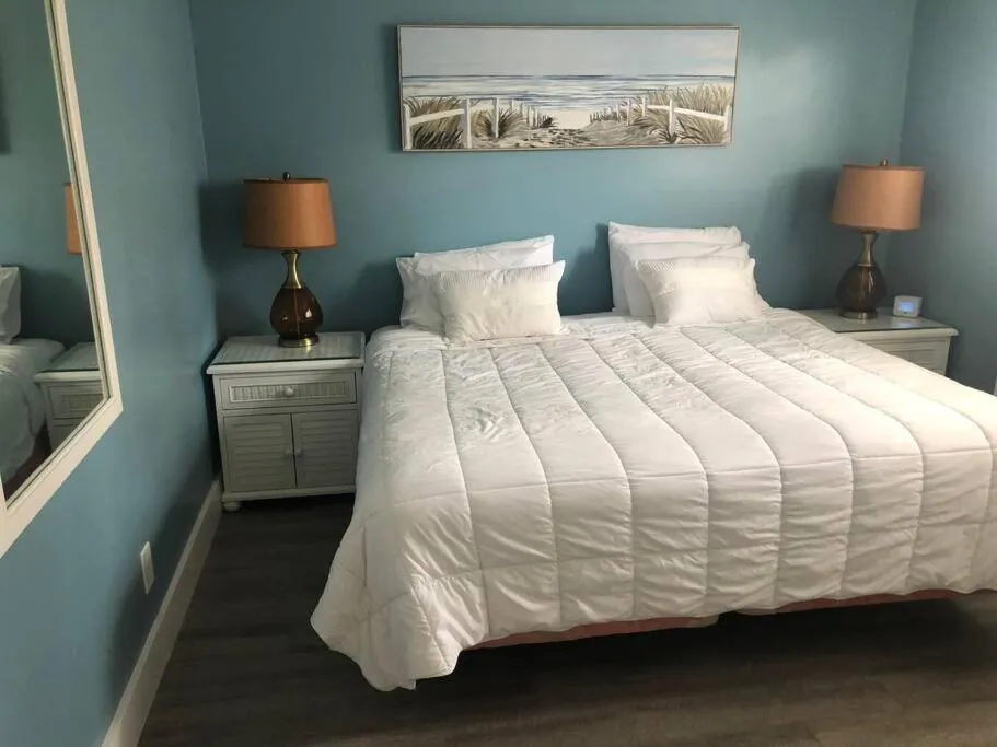 Bed in Aloha Apartments On the Intracoastal-Walk to the Beach