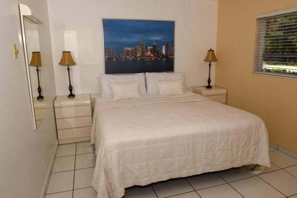 Bed in Aloha Apartments On the Intracoastal-Walk to the Beach