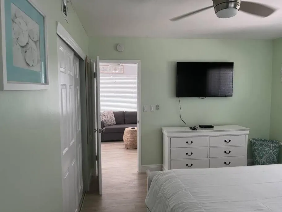 Bed in Aloha Apartments On the Intracoastal-Walk to the Beach