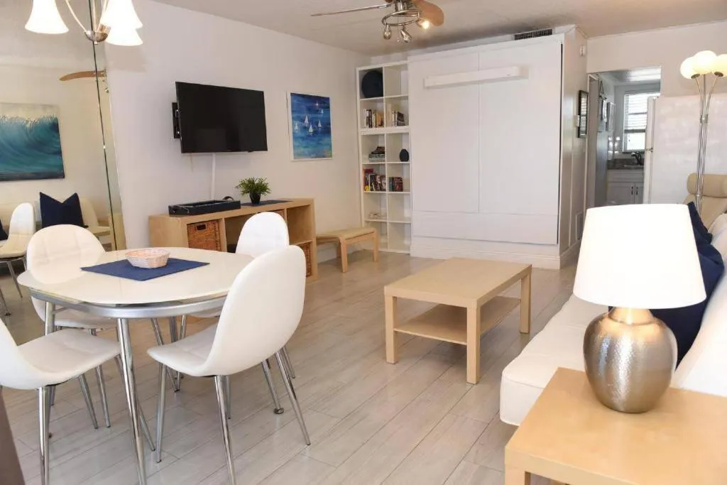 Aloha Apartments On the Intracoastal-Walk to the Beach