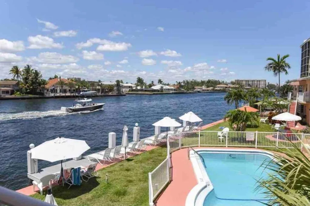 Aloha Apartments On the Intracoastal-Walk to the Beach