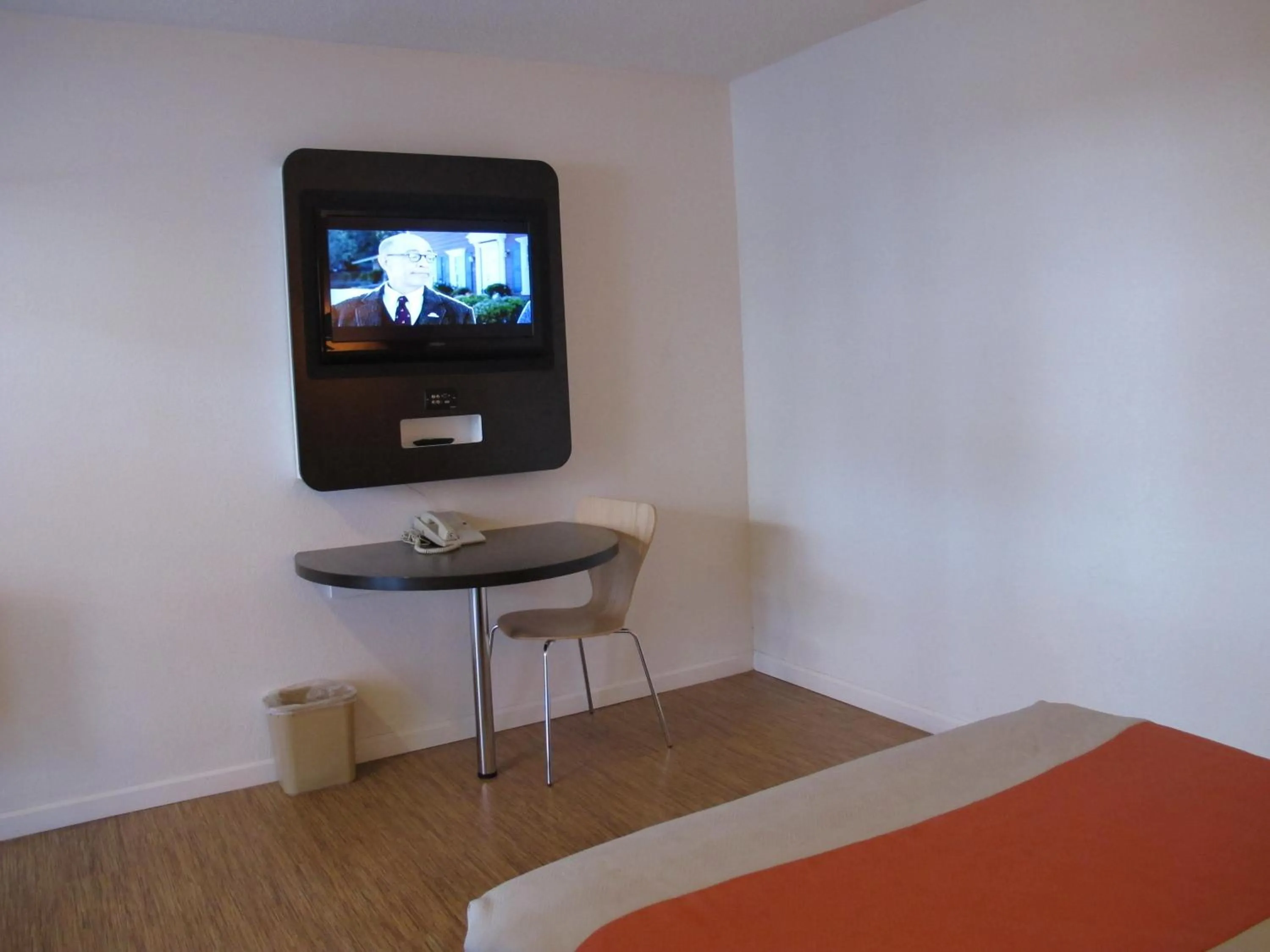 TV and multimedia, Bed in Motel 6 Baltimore MD