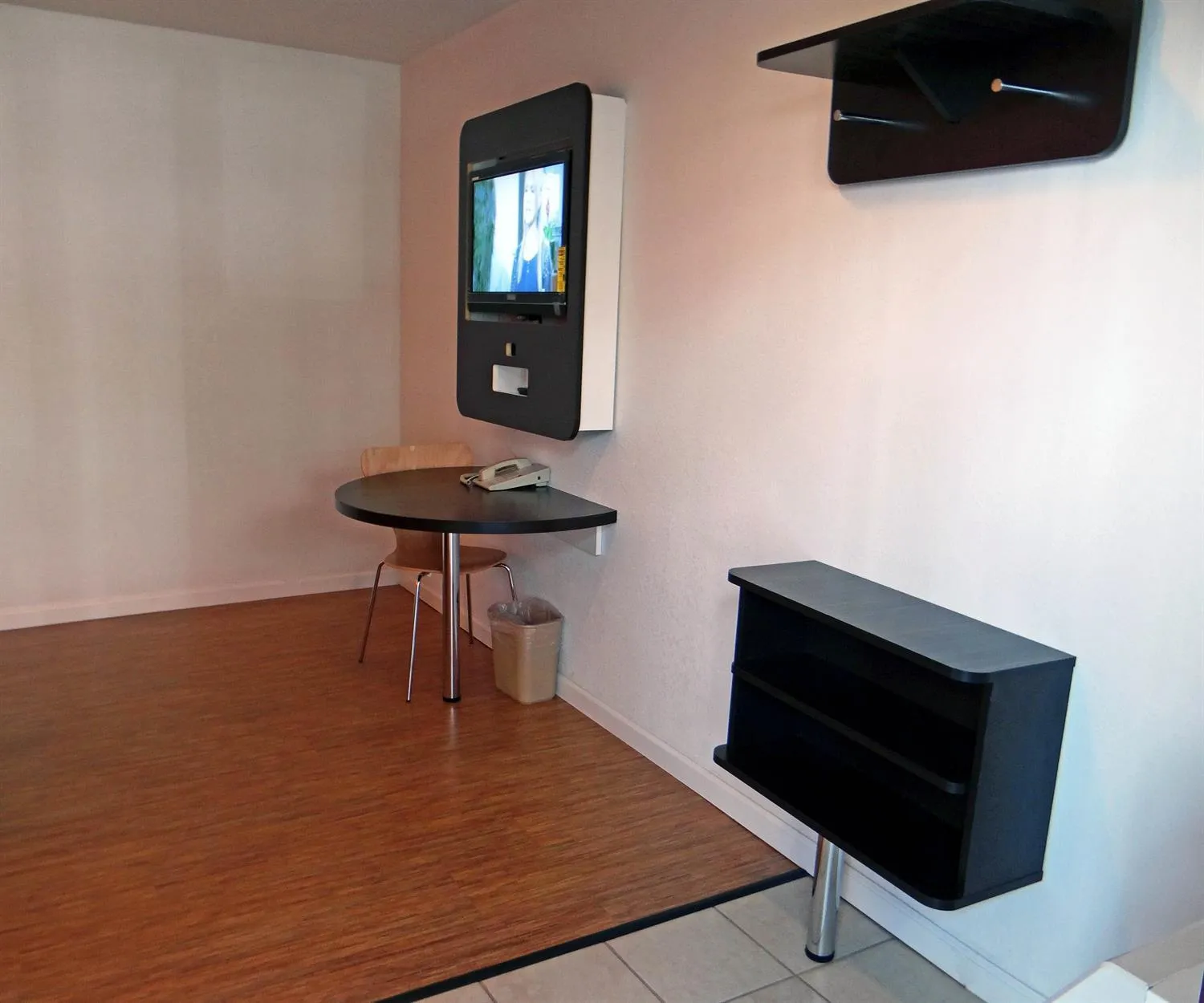 TV and multimedia in Motel 6 Baltimore MD