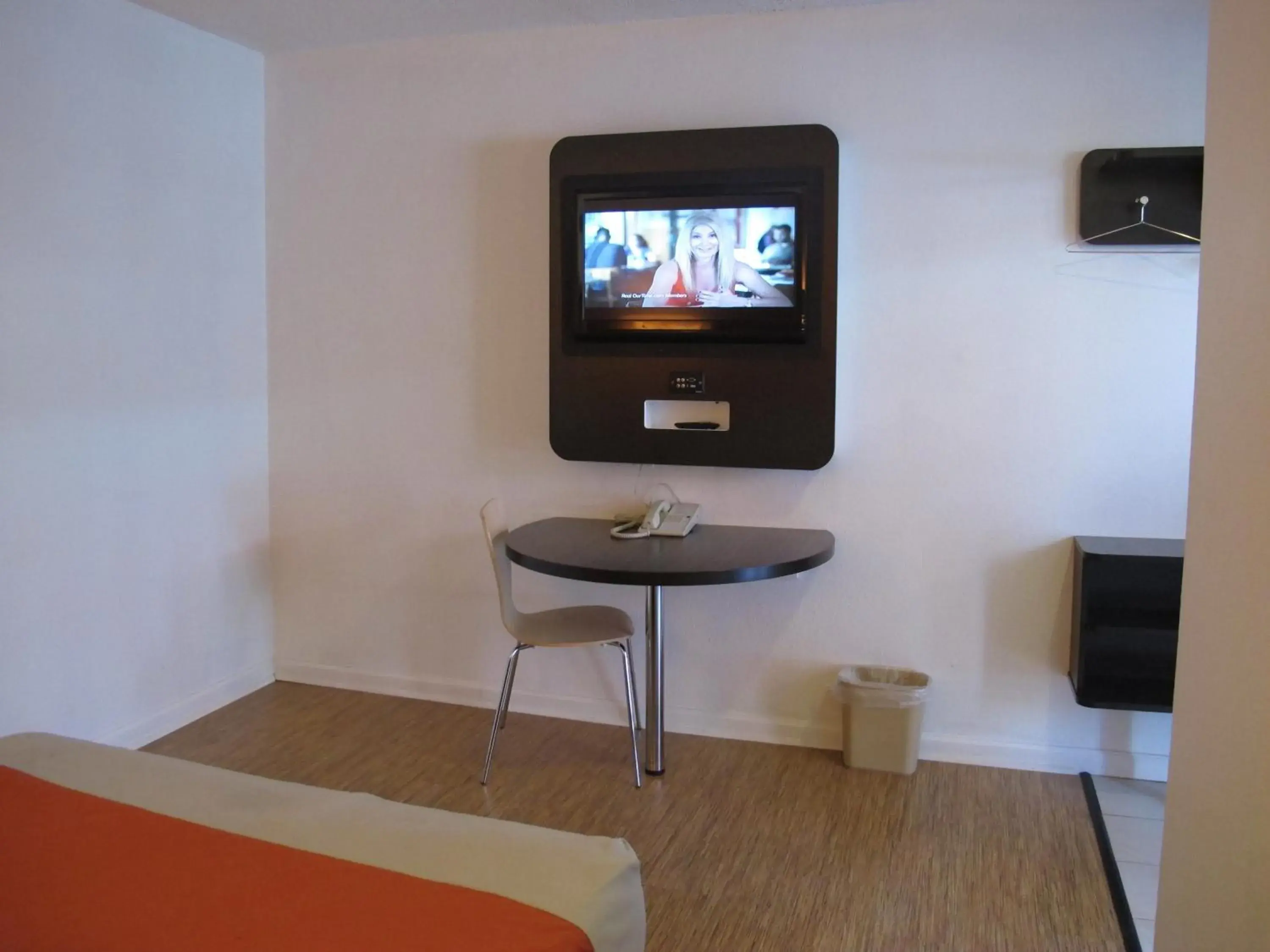 Quadruple Room - single occupancy - Disability Access - Non-Smoking in Motel 6 Baltimore MD Quadruple Room - single occupancy - Disability Access - Non-Smoking in Motel 6 Baltimore MD