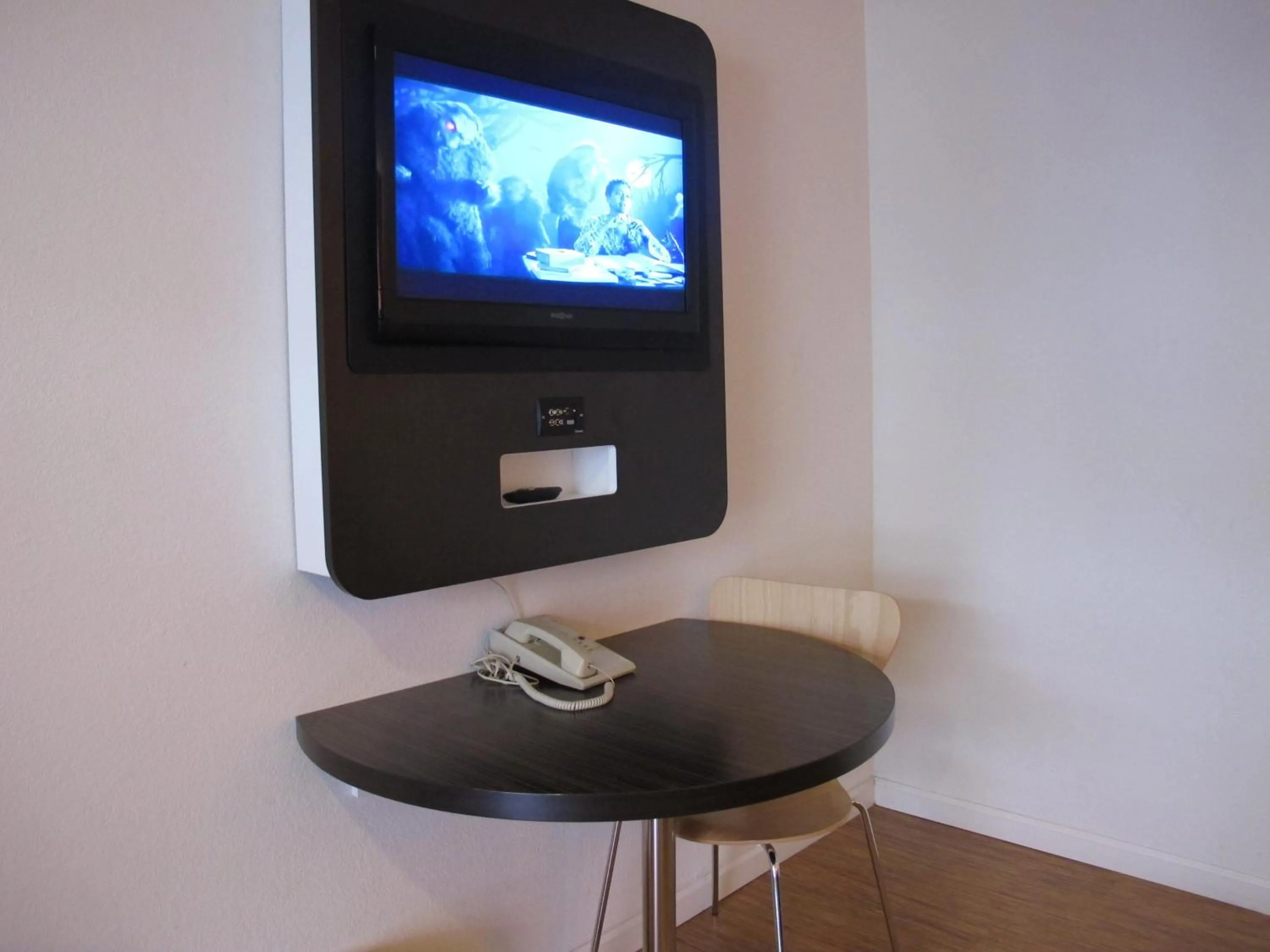 TV and multimedia in Motel 6 Baltimore MD