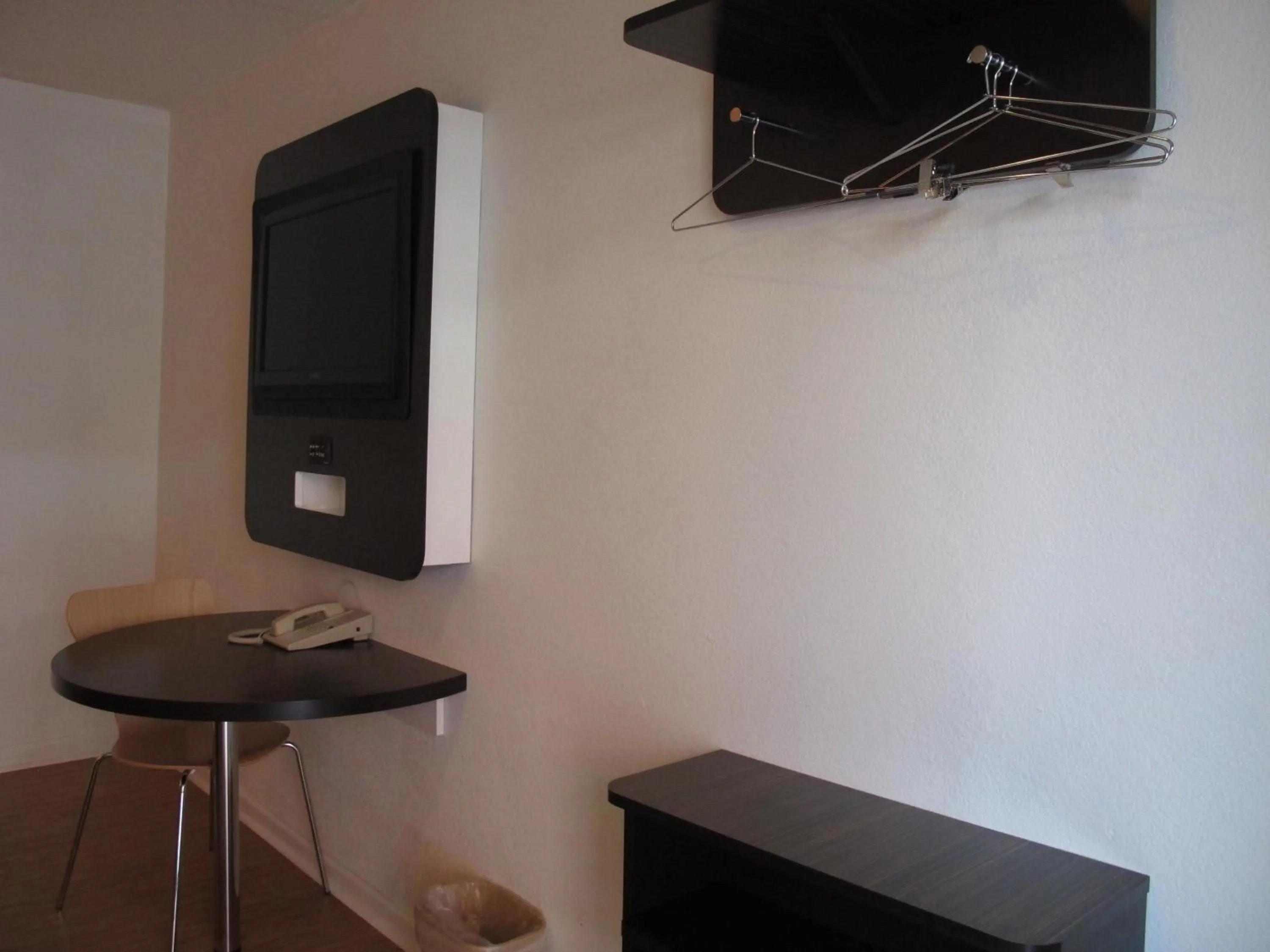 TV and multimedia in Motel 6 Baltimore MD