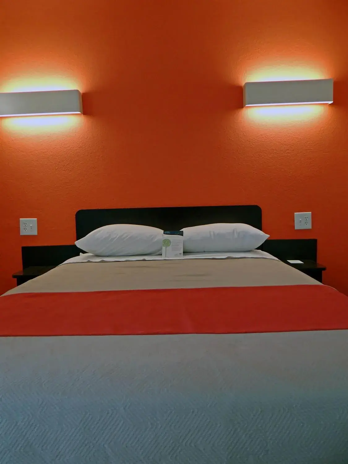Photo of the whole room, Bed in Motel 6 Baltimore MD Photo of the whole room, Bed in Motel 6 Baltimore MD