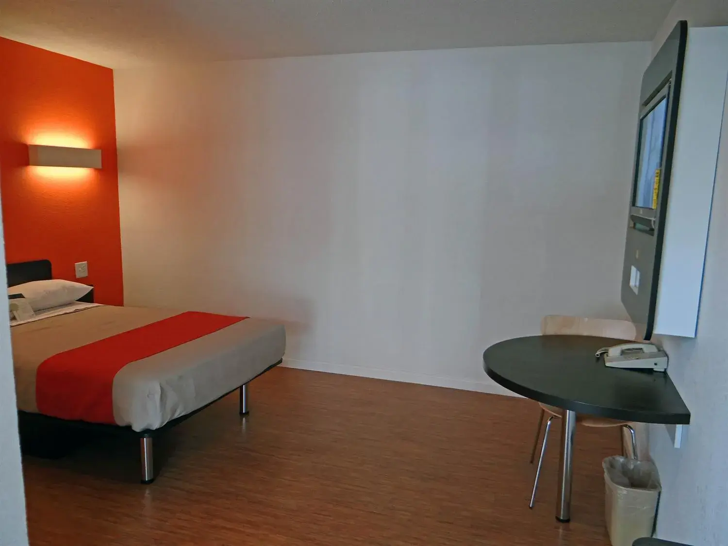 TV and multimedia, Bed in Motel 6 Baltimore MD TV and multimedia, Bed in Motel 6 Baltimore MD