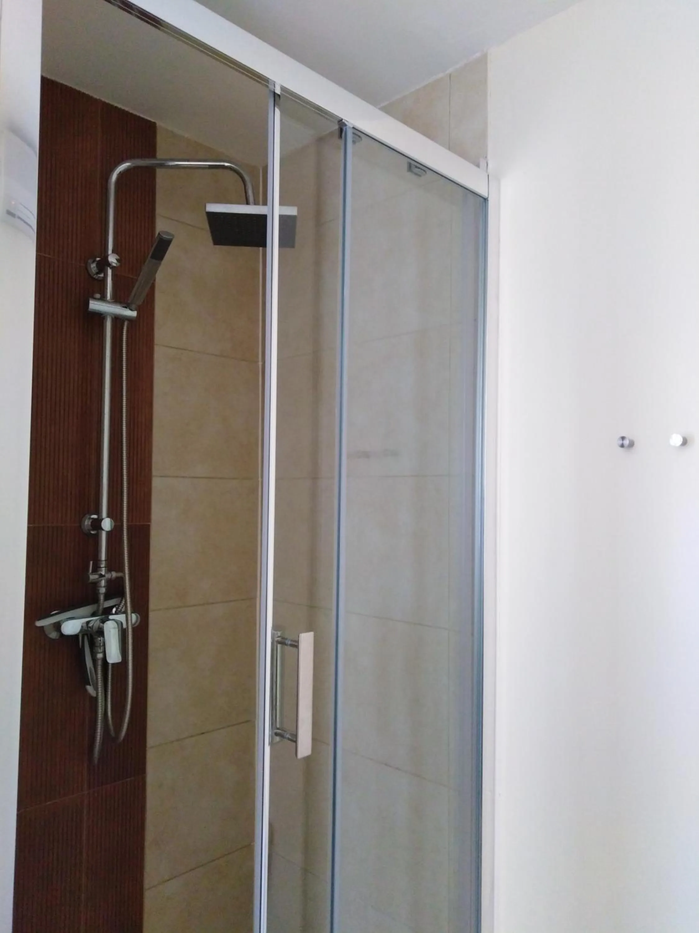 Shower in La Belle Vienne