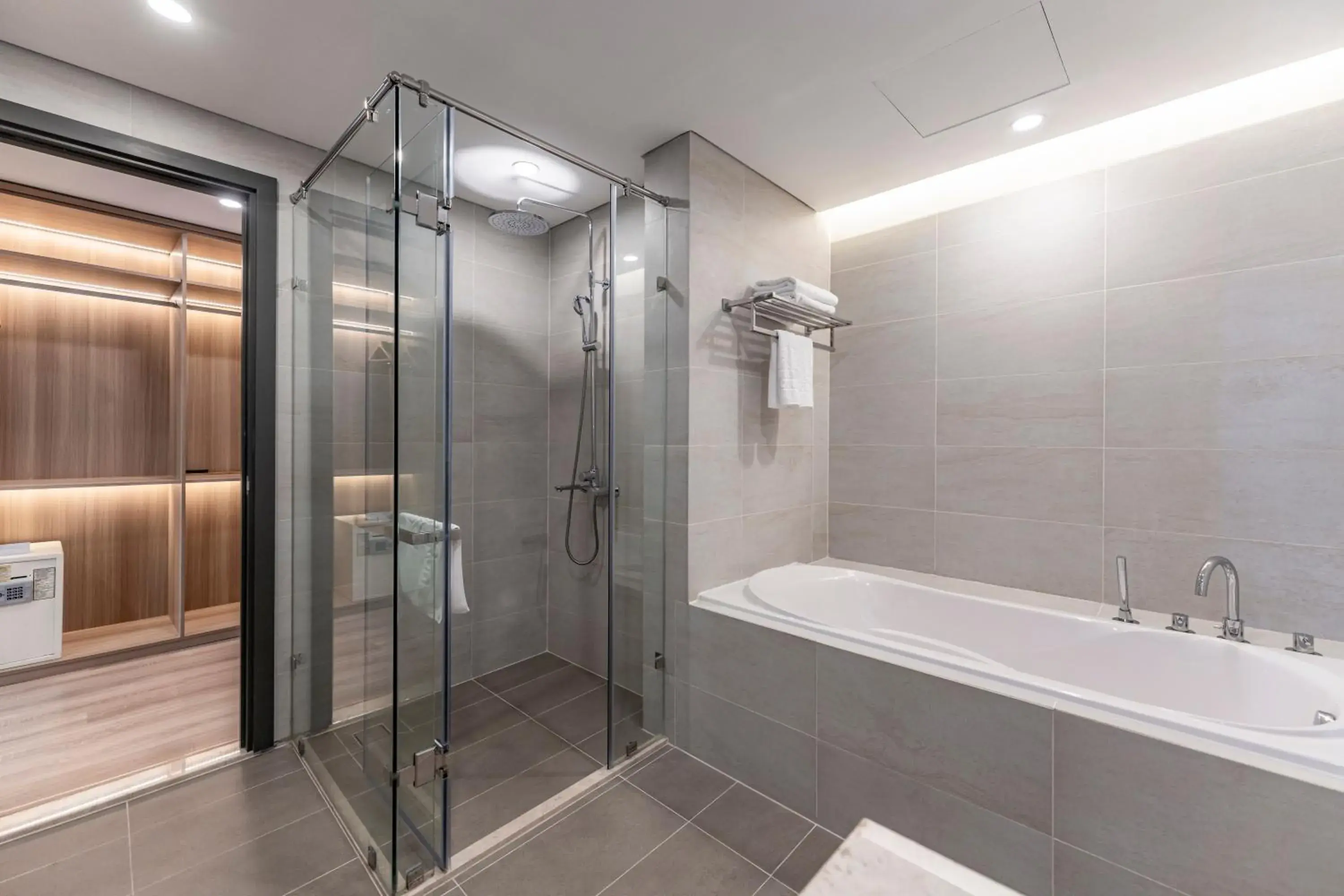 Shower in Garden View Court Suites Ho Chi Minh City Shower in Garden View Court Suites Ho Chi Minh City