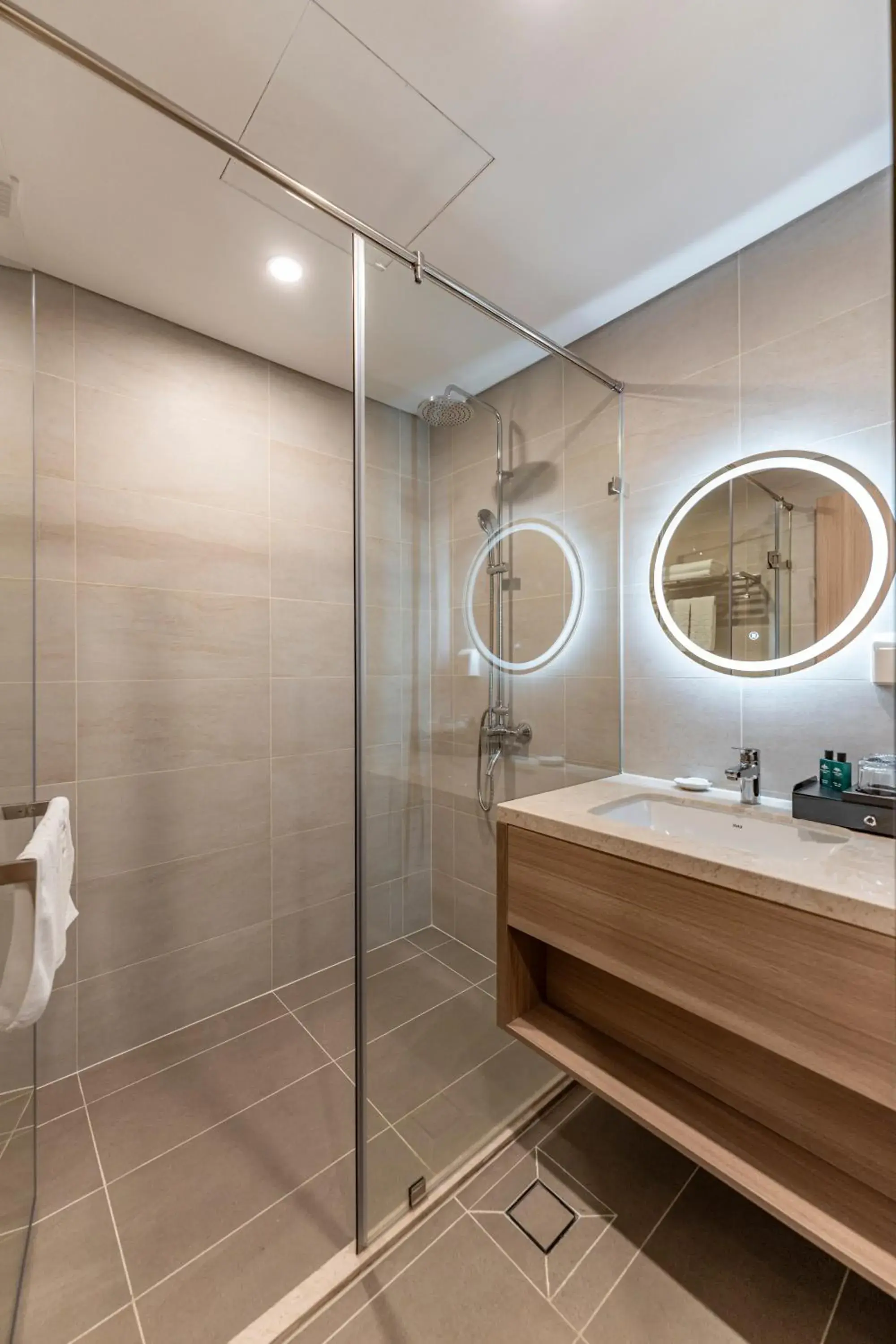 Shower in Garden View Court Suites Ho Chi Minh City Shower in Garden View Court Suites Ho Chi Minh City