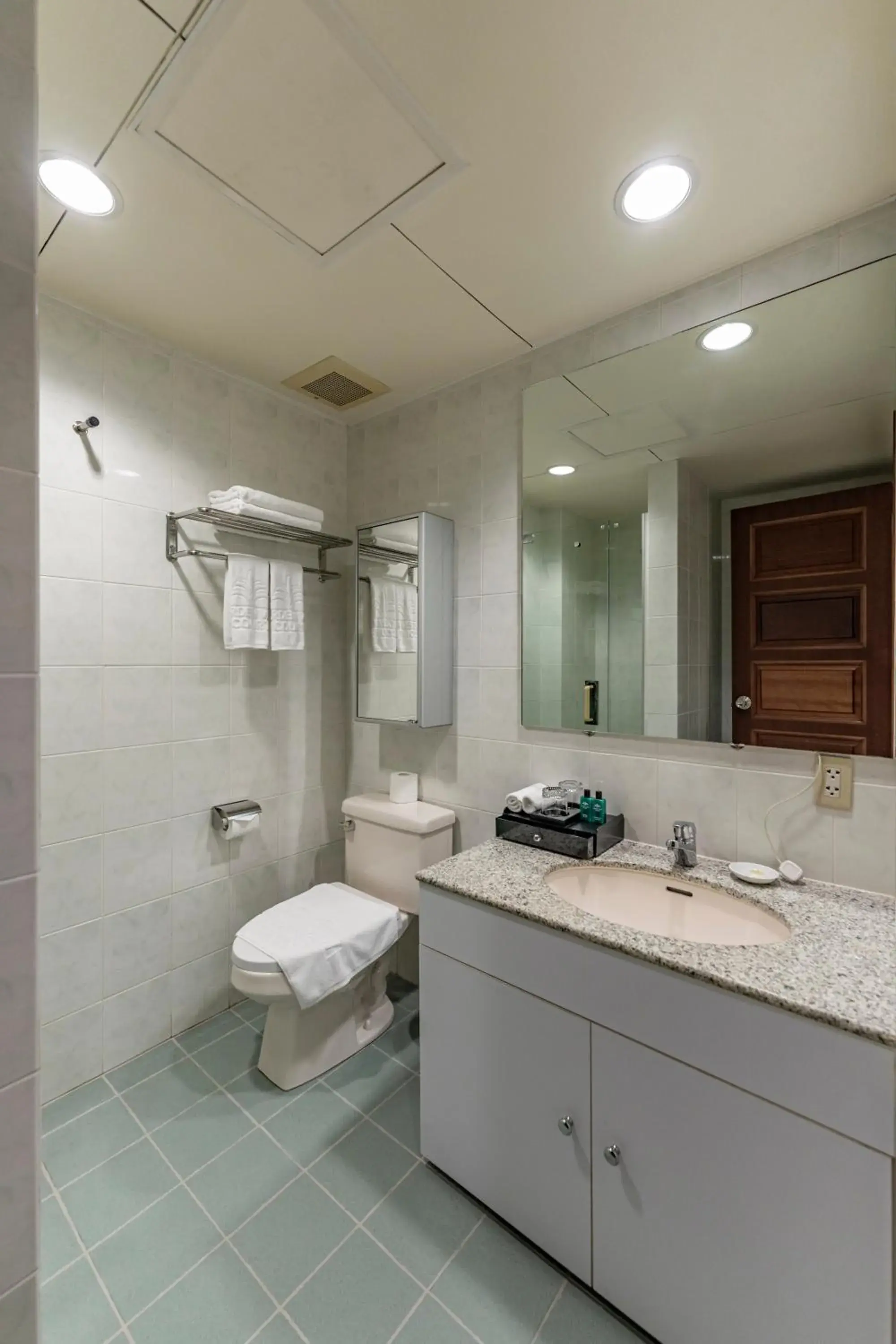 Shower in Garden View Court Suites Ho Chi Minh City Shower in Garden View Court Suites Ho Chi Minh City