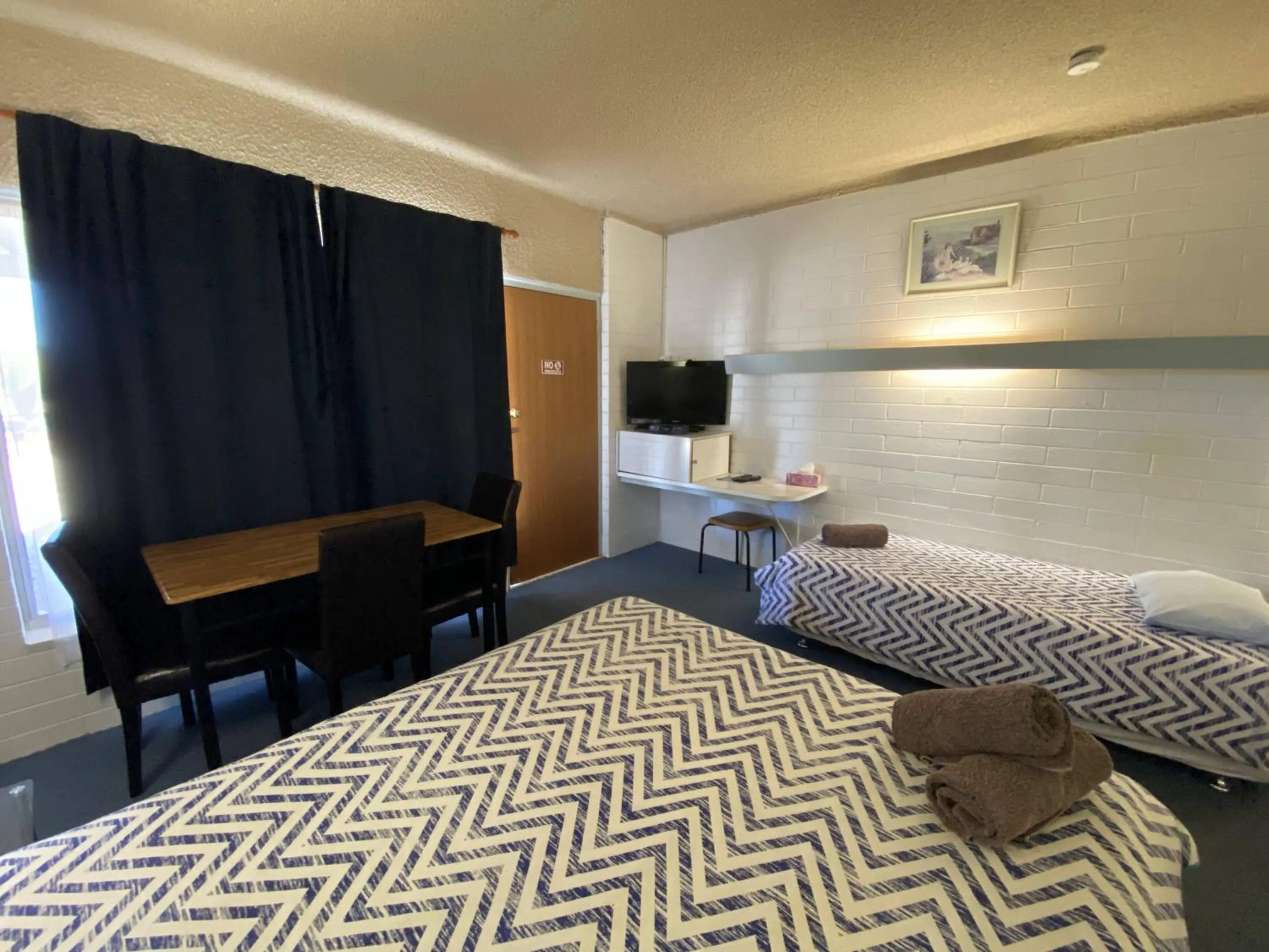 Dining area, Bed in Capri Motel