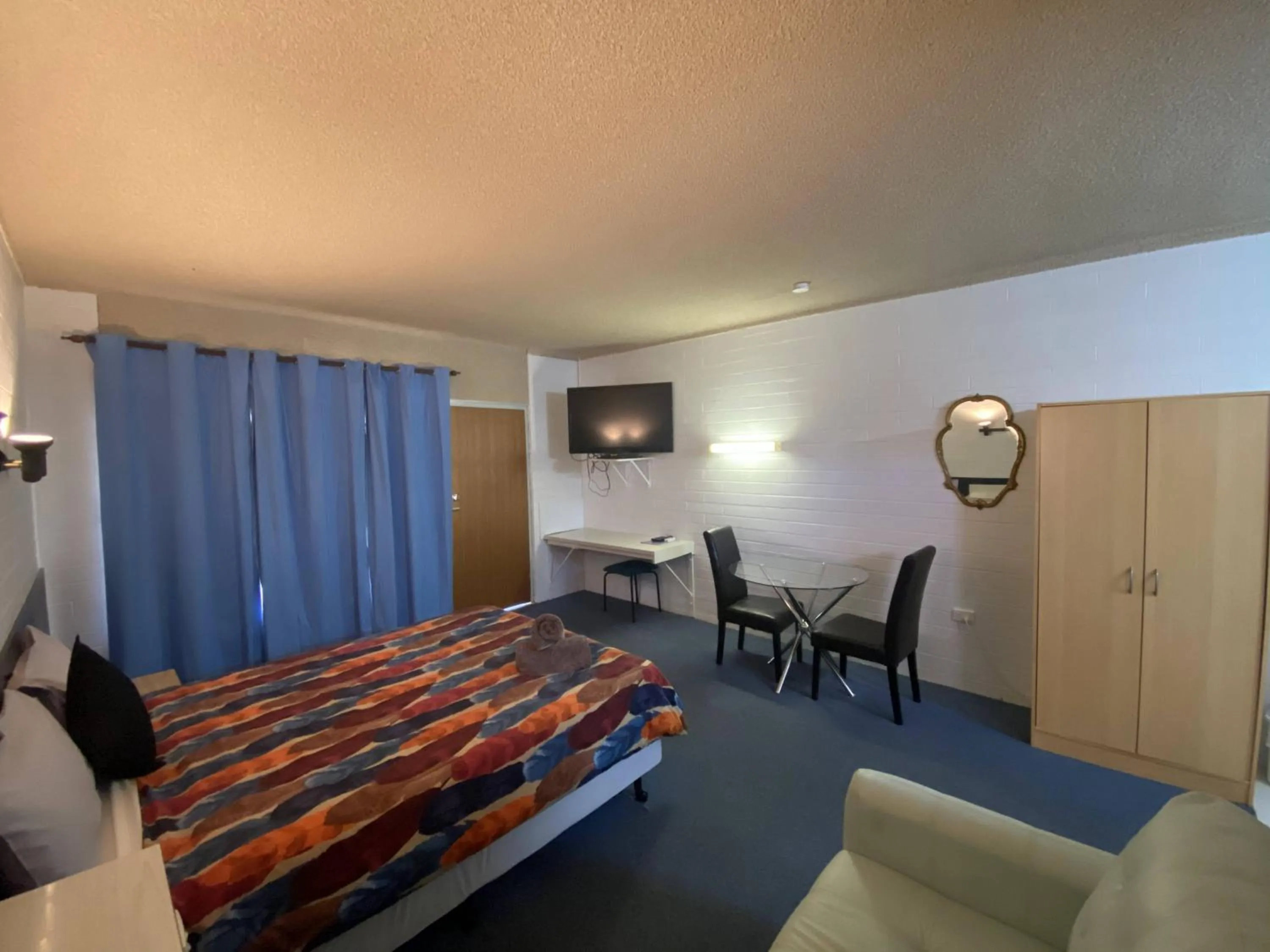 Dining area, Bed in Capri Motel