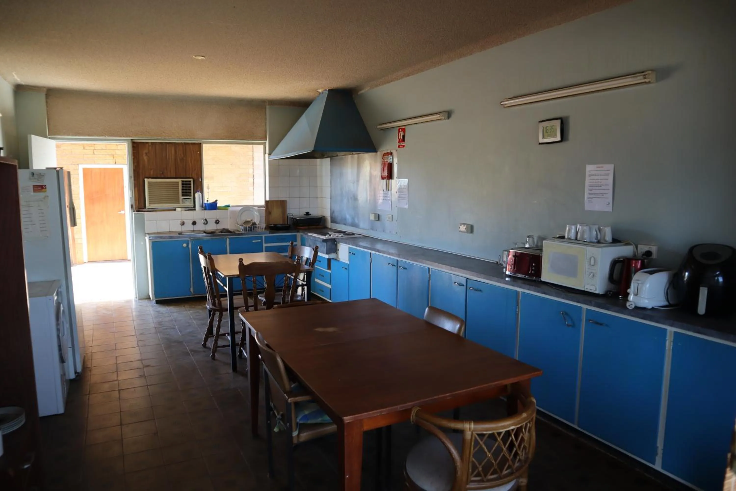 Communal kitchen in Capri Motel