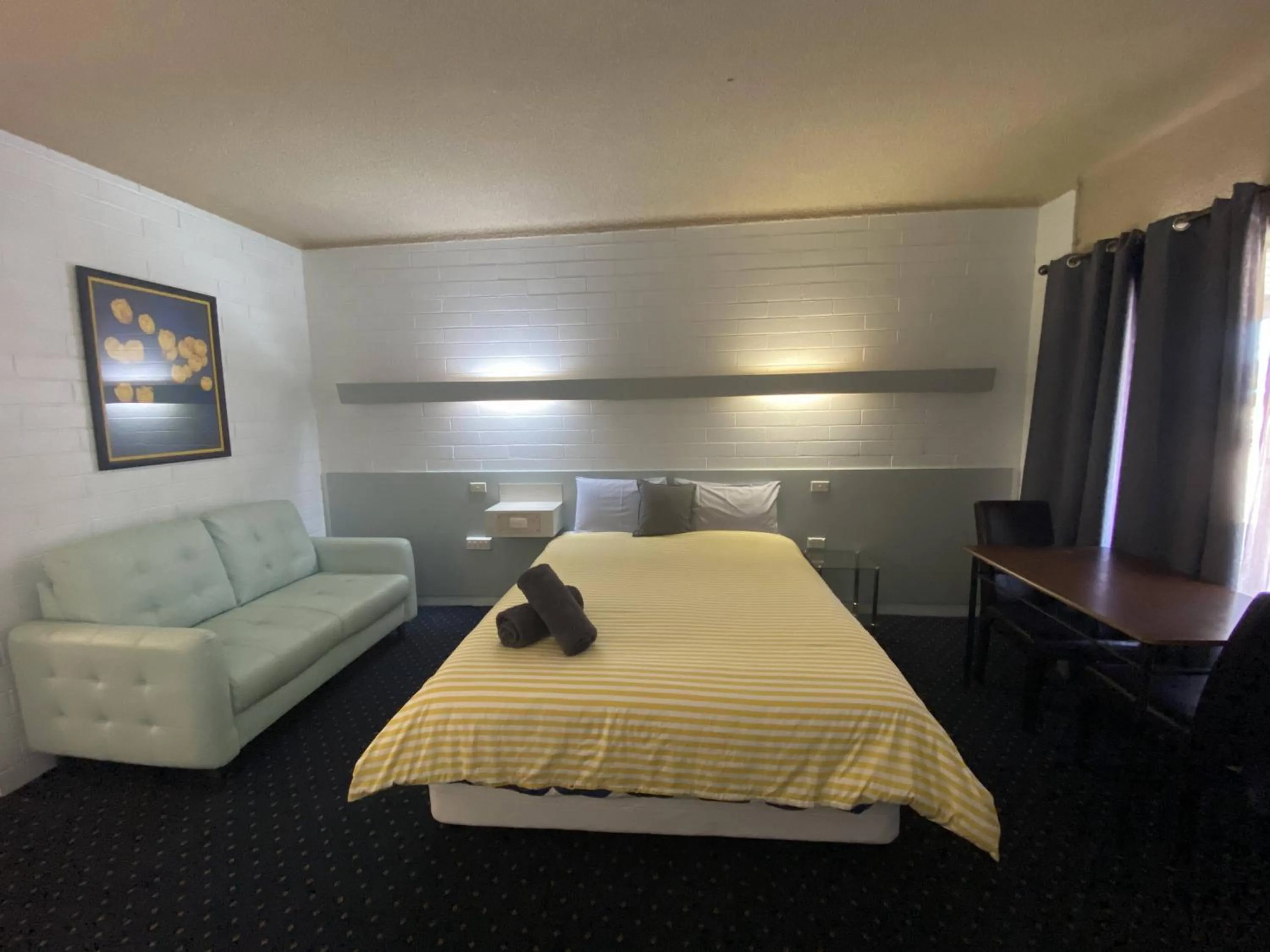 Lounge or bar, Bed in Capri Motel