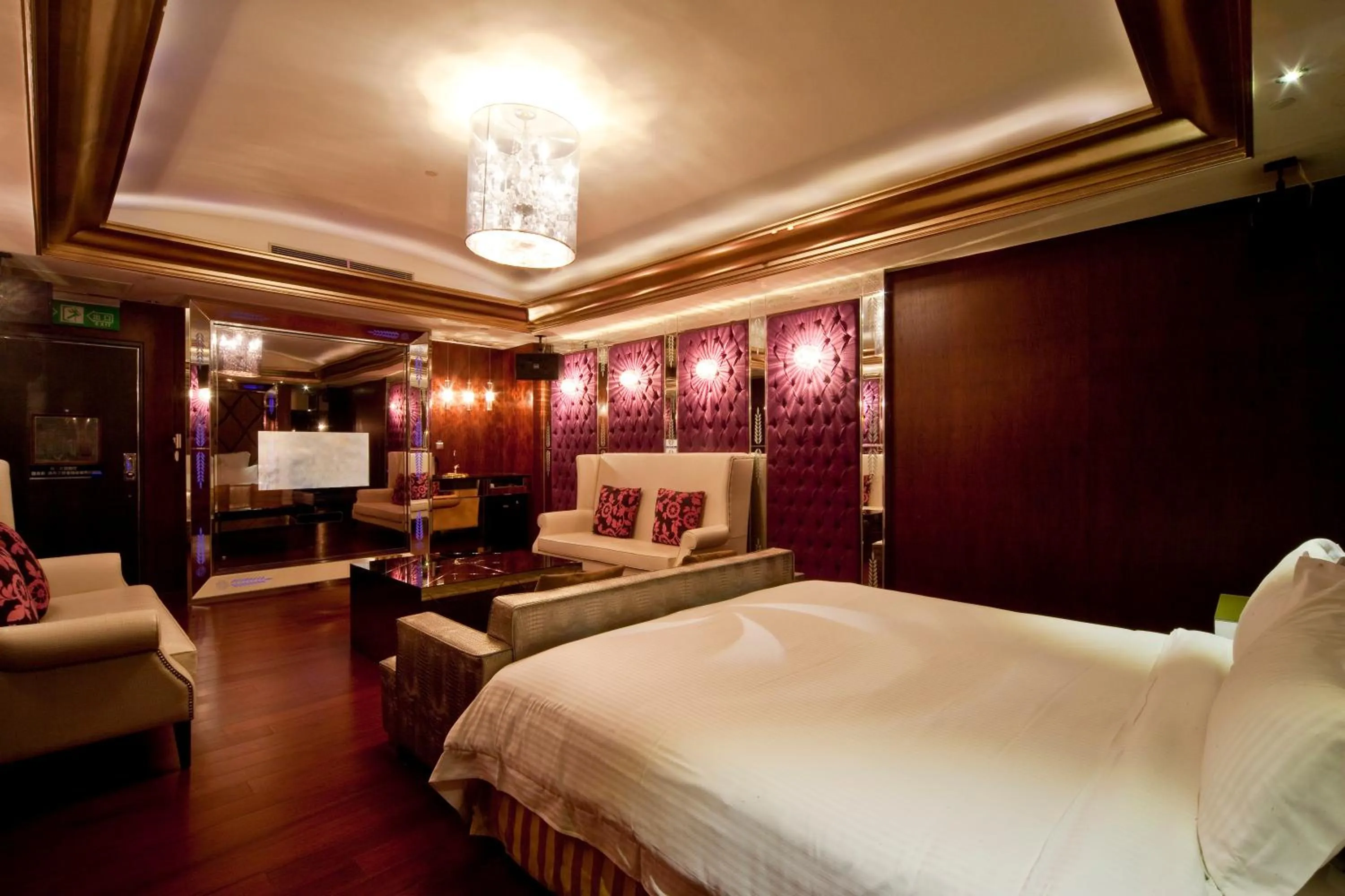 Living room, Bed in Wego Hotel - Linsen