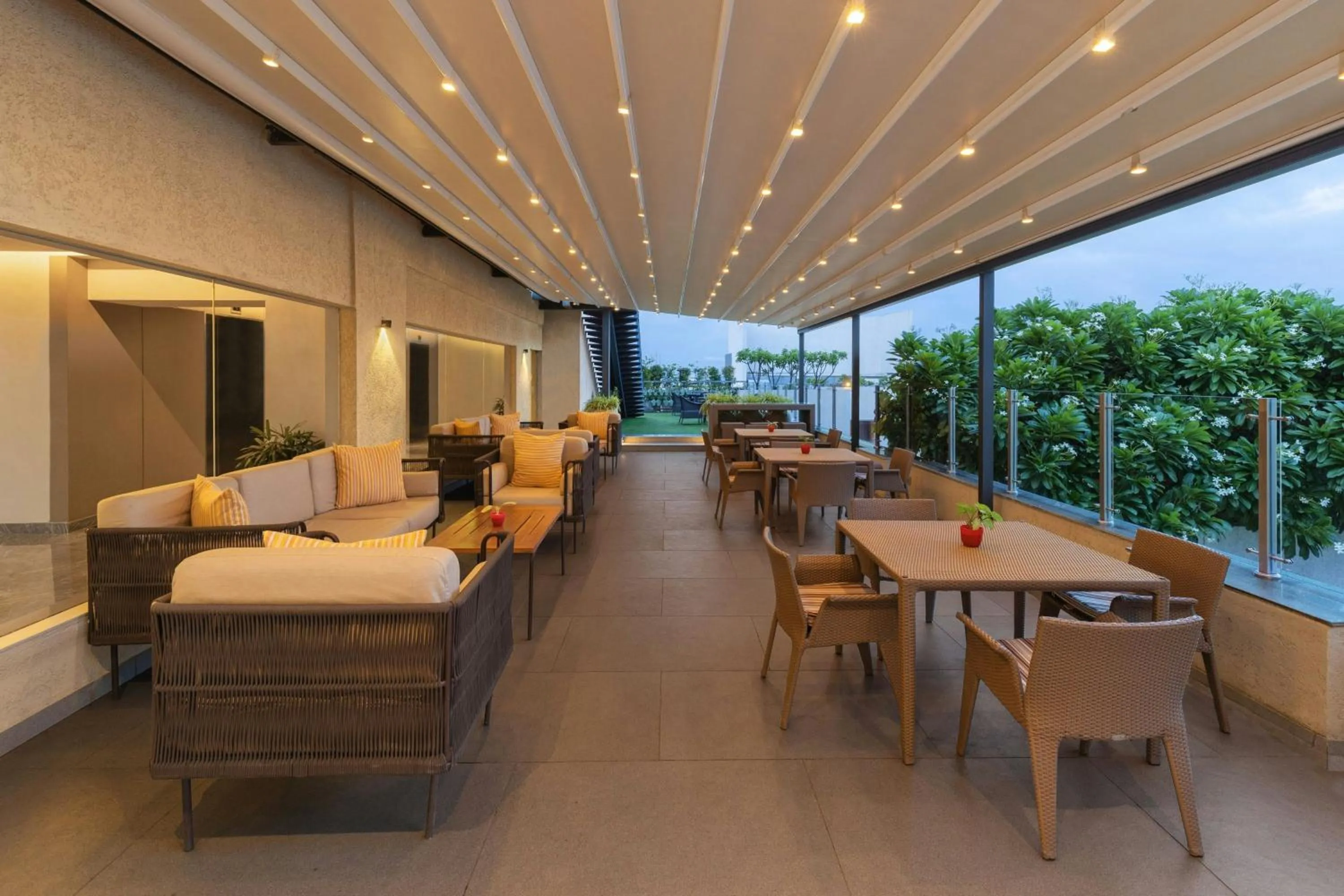 Lounge or bar in Courtyard by Marriott Bhopal