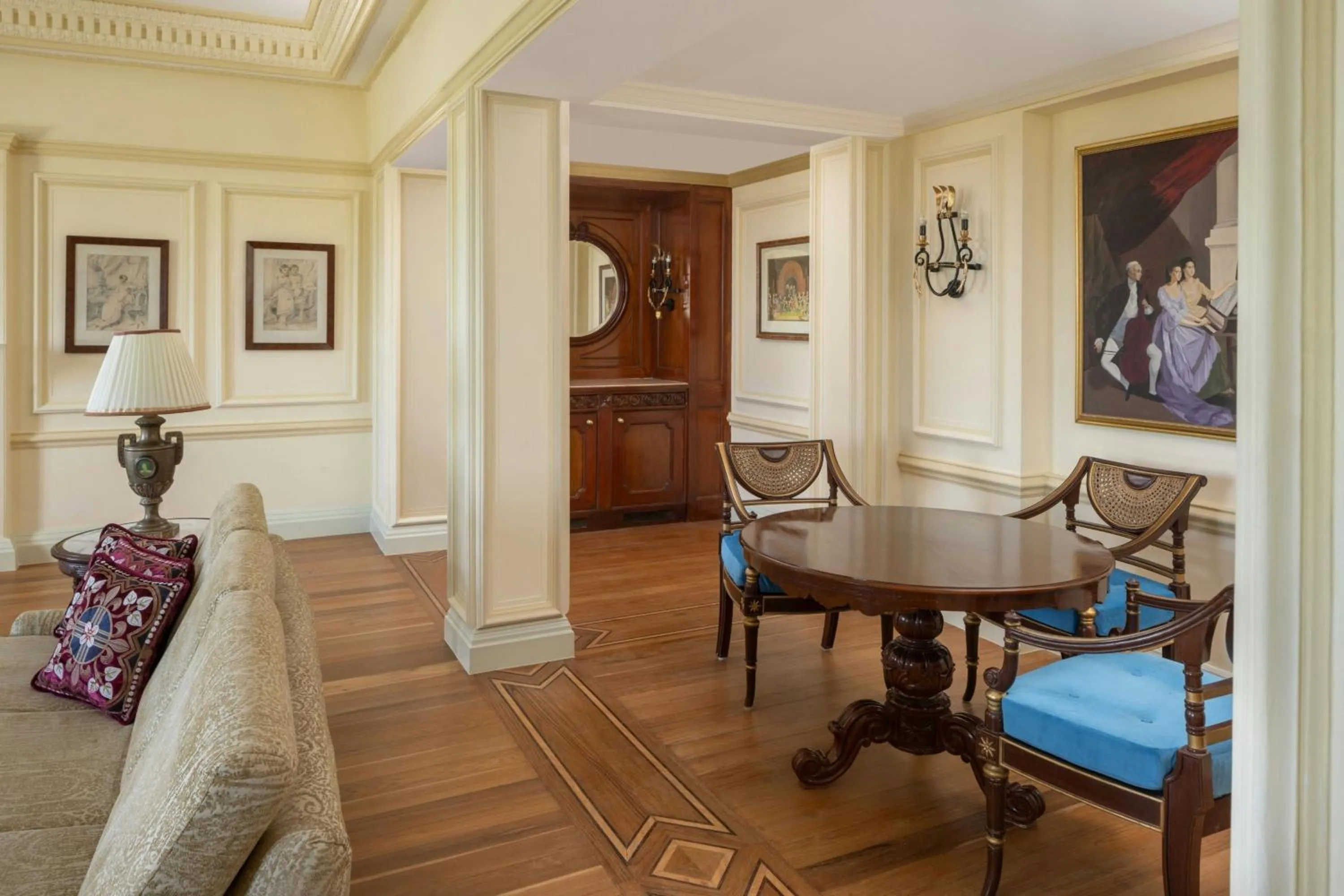 Living room in ITC Windsor, a Luxury Collection Hotel, Bengaluru