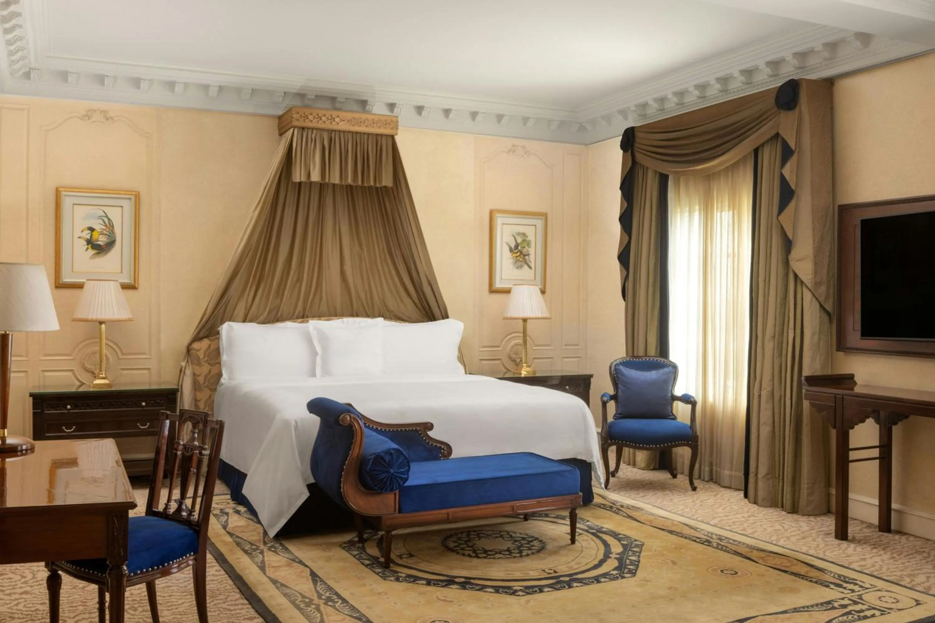 Photo of the whole room, Bed in ITC Windsor, a Luxury Collection Hotel, Bengaluru